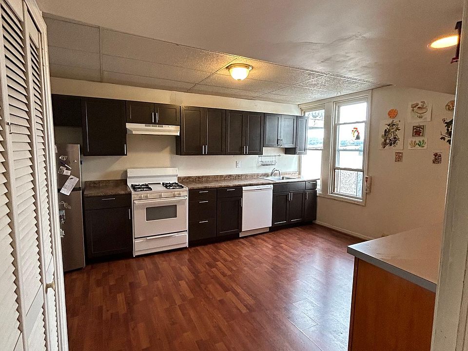 New kitchen, plenty of cabinet space and dishwasher.