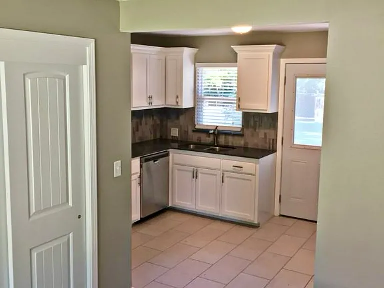 1223 Westlawn Dr — Photo 8