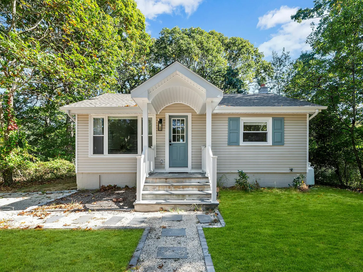 Renovated Cottage. One Floor Living with Deck and Nice Yard. — Photo 2