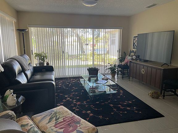 4th image of 4281 Royal Oak Dr