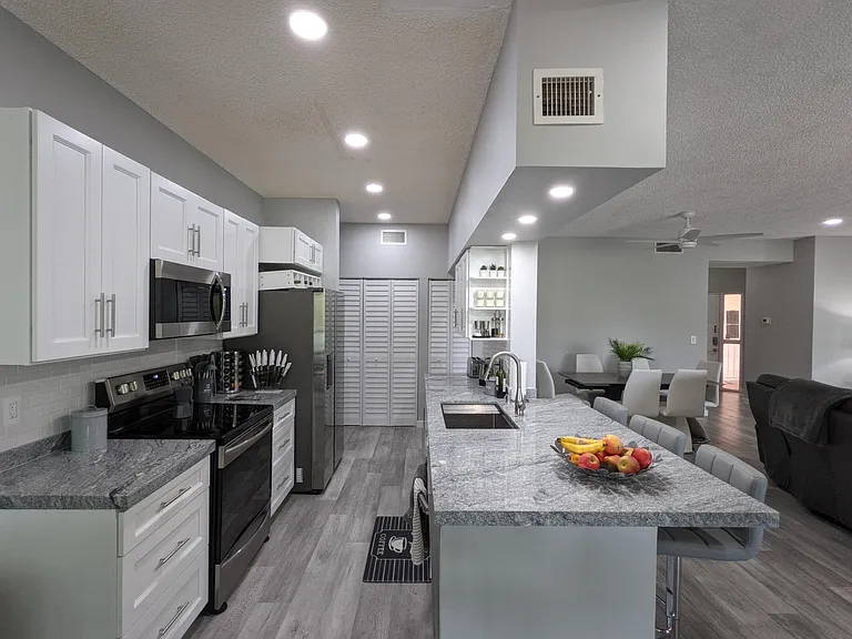 105 Half Moon Cir #F2 — Photo 17