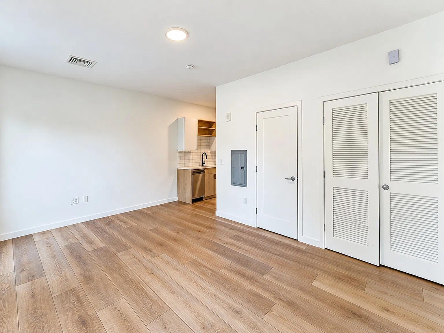 Studio, 425 sqft, $1,795 — Photo 2