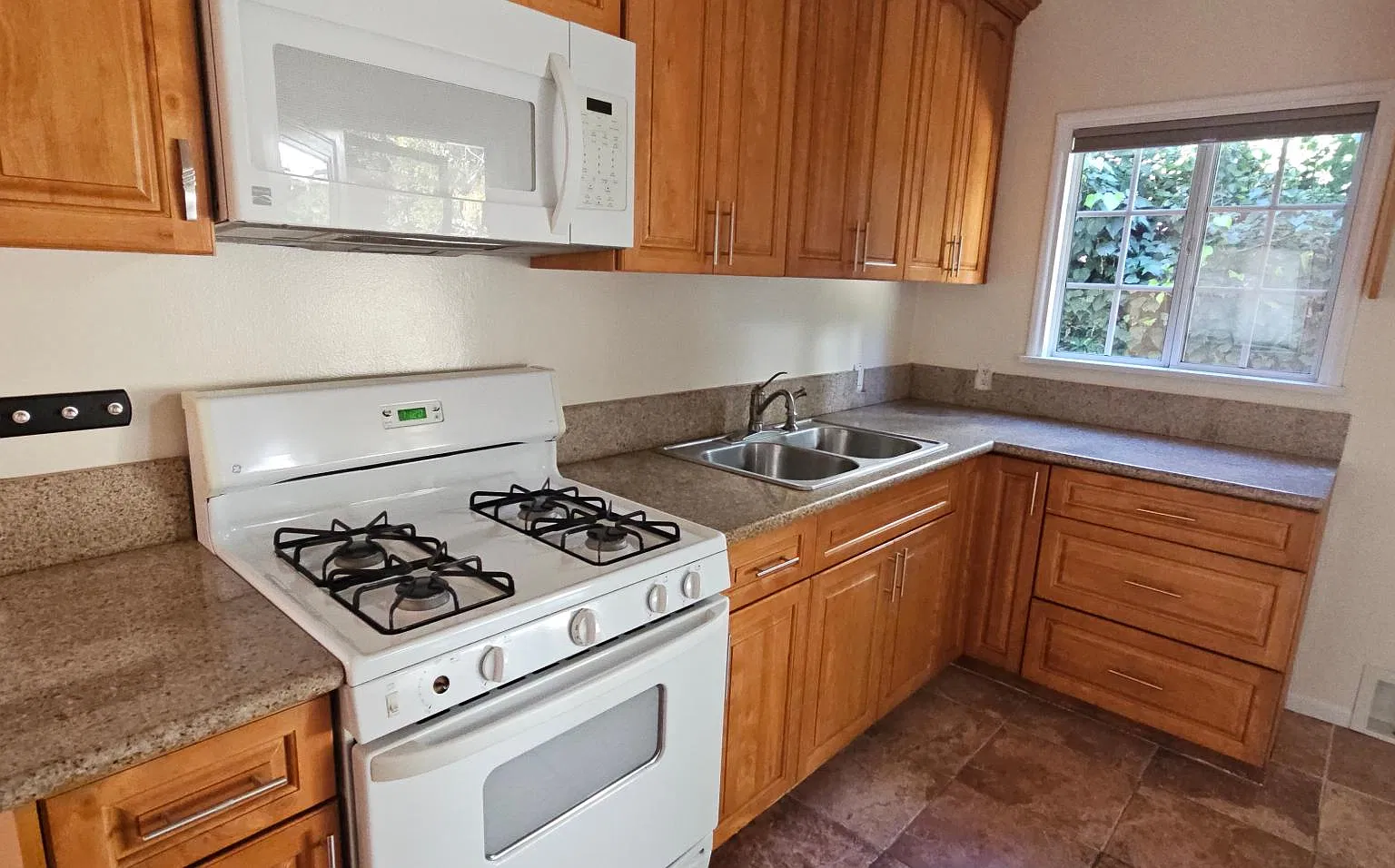 2 bed, 850 sqft, $2,800 — Photo 4