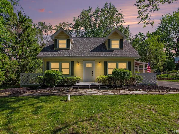 5070 W Harvard Ave, Clarkston, MI 48348