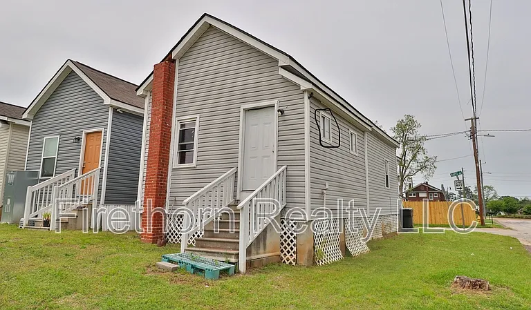 1400 Maple St — Photo 4