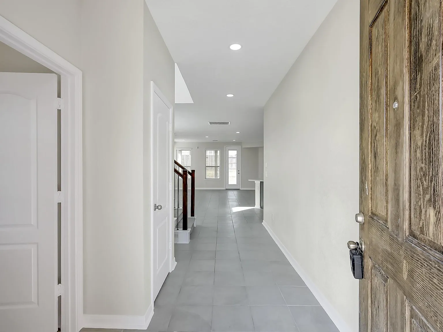 4 bed, 2.5 bath, 2636 sqft, $2,350 — Photo 4