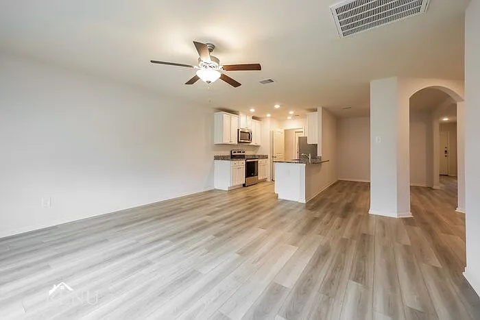 3 bed, 2.0 bath, 1414 sqft, $1,655 — Photo 4