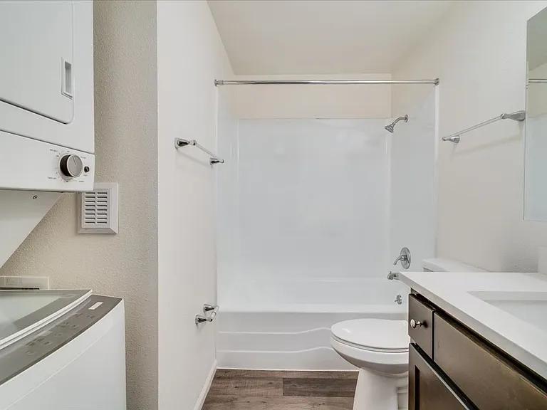Barclay Square Where Convenience Meets Community Up to 1-Month Free! — Photo 44