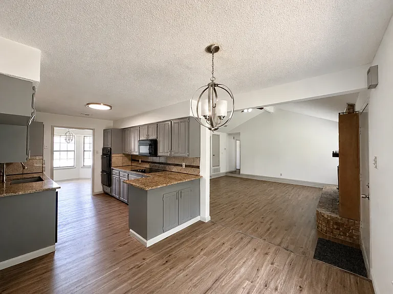 2401 Stephen Lee Dr — Photo 13