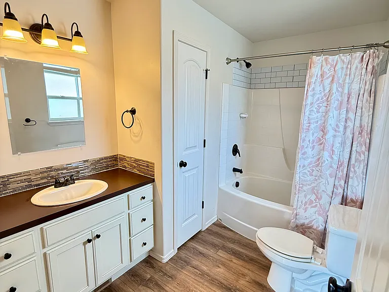 1009 S Date St — Photo 16