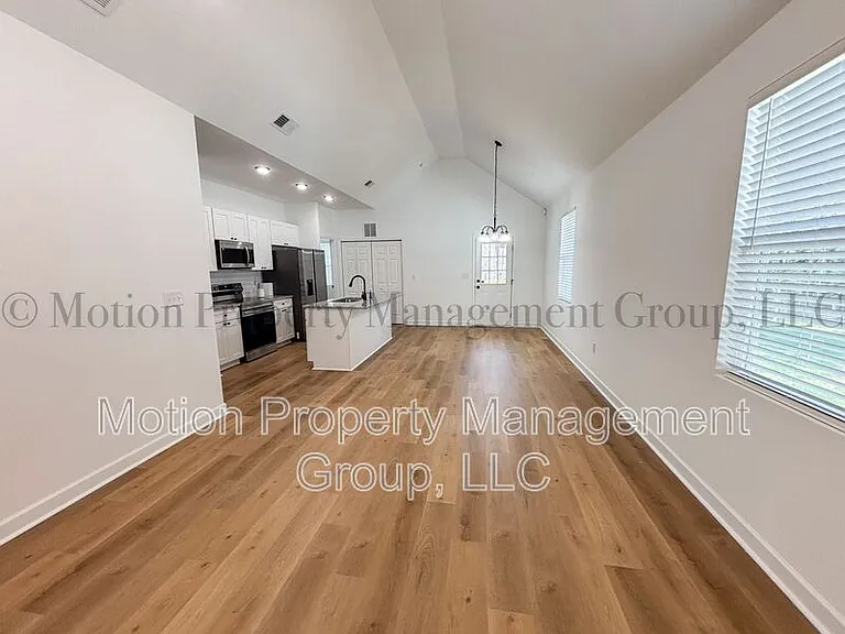 1121 Wilmington Ave — Photo 4