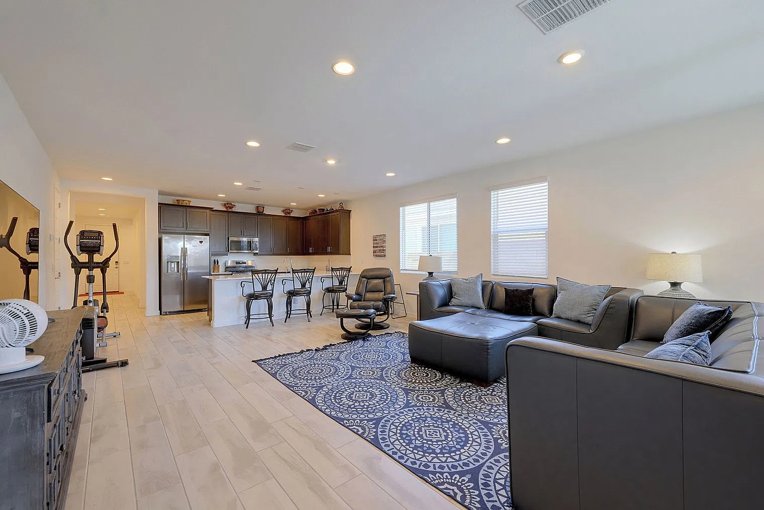 3 bed, 2.0 bath, 2594 sqft, $3,349 — Photo 4
