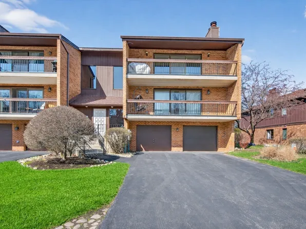 8150 Brookside Dr #204, Palos Park, IL 60464