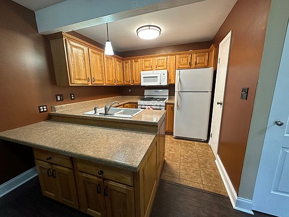 3rd image of 907 Royal Dr APT 2B