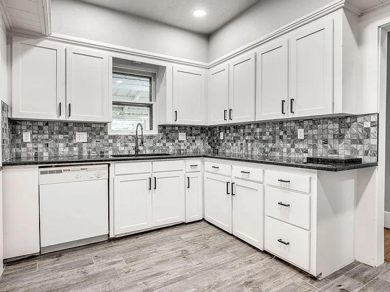 431 NW 28th St — Photo 11