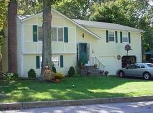20 Royal Dr, West Warwick, RI 02893
