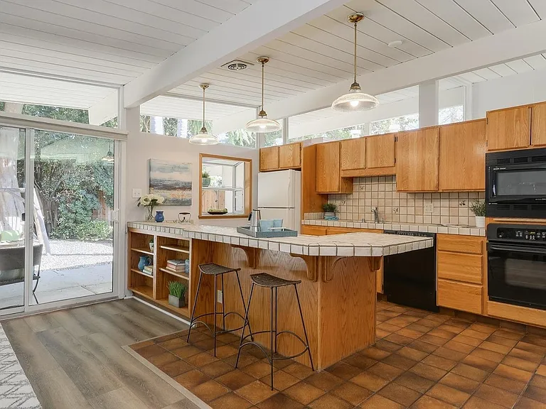 3311 Thomas Dr — Photo 7