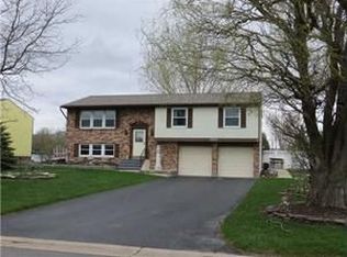 6605 Parkwood Dr, Lockport, NY 14094