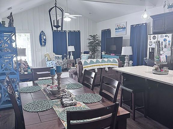 6 seat dining + island seats