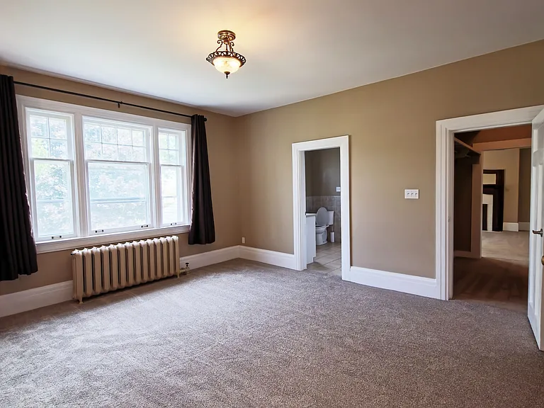 1110 Simcoe St S #2 — Photo 8