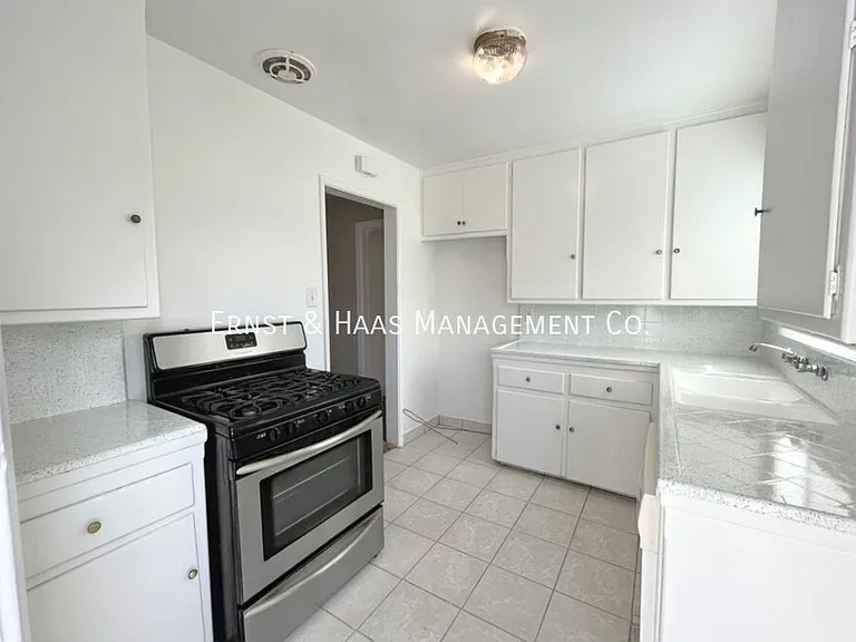 510 Roycroft Ave — Photo 5