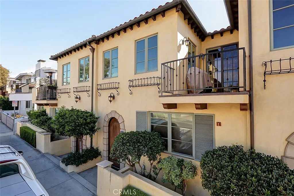 Building Photo - 514 Manhattan Beach Blvd