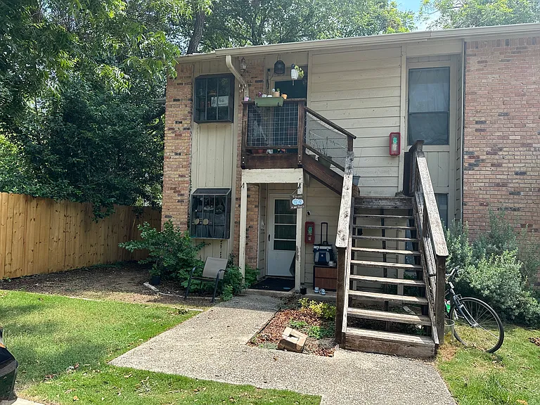 421 W San Antonio St #E1 — Photo 2