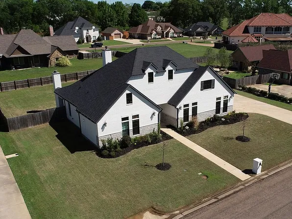 209 Devonshire St, Mount Pleasant, TX 75455