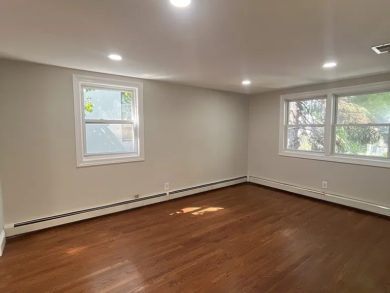 386 Lawton Ave — Photo 2