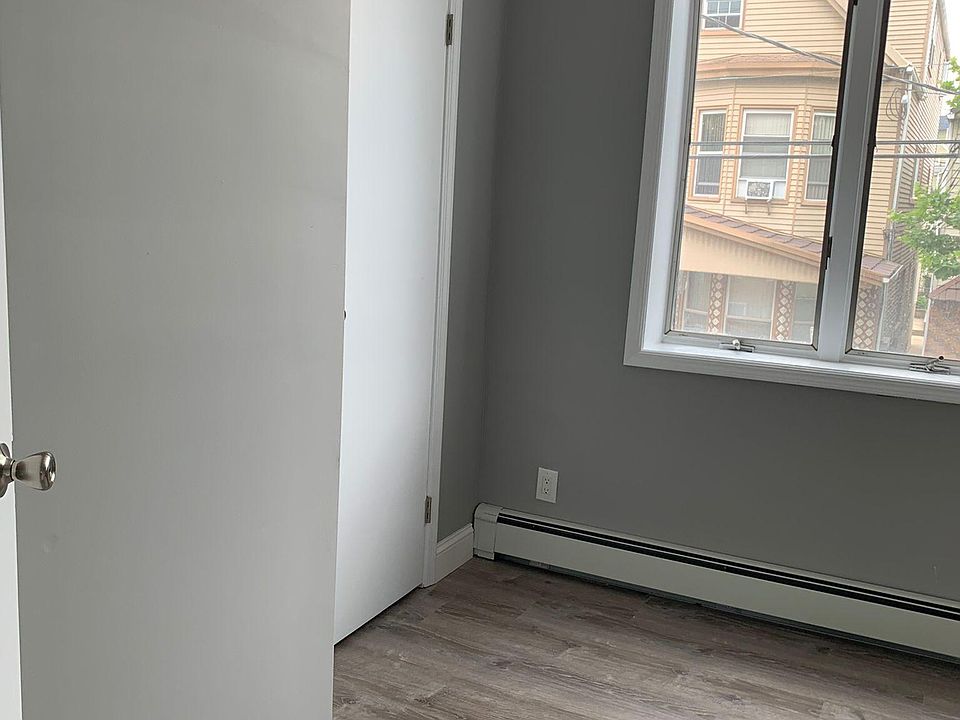 1st image of 36 Napoleon St Floor 2