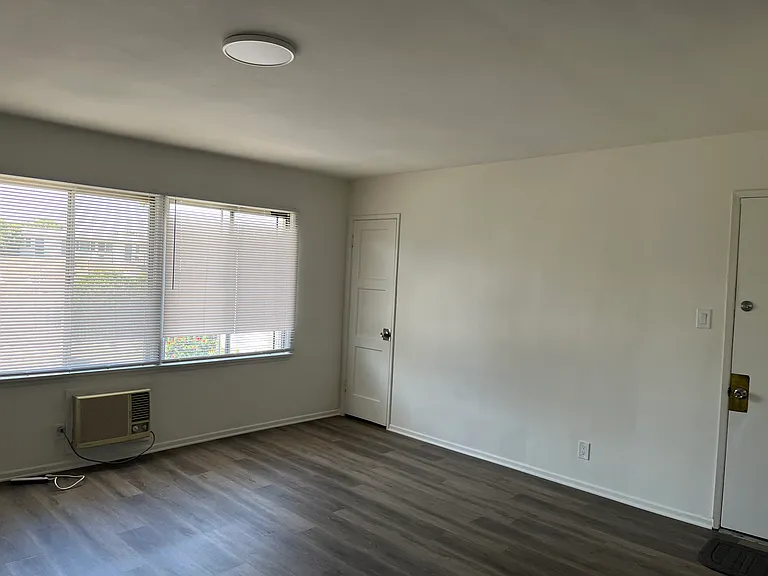 10821 Bloomfield St #5 — Photo 6