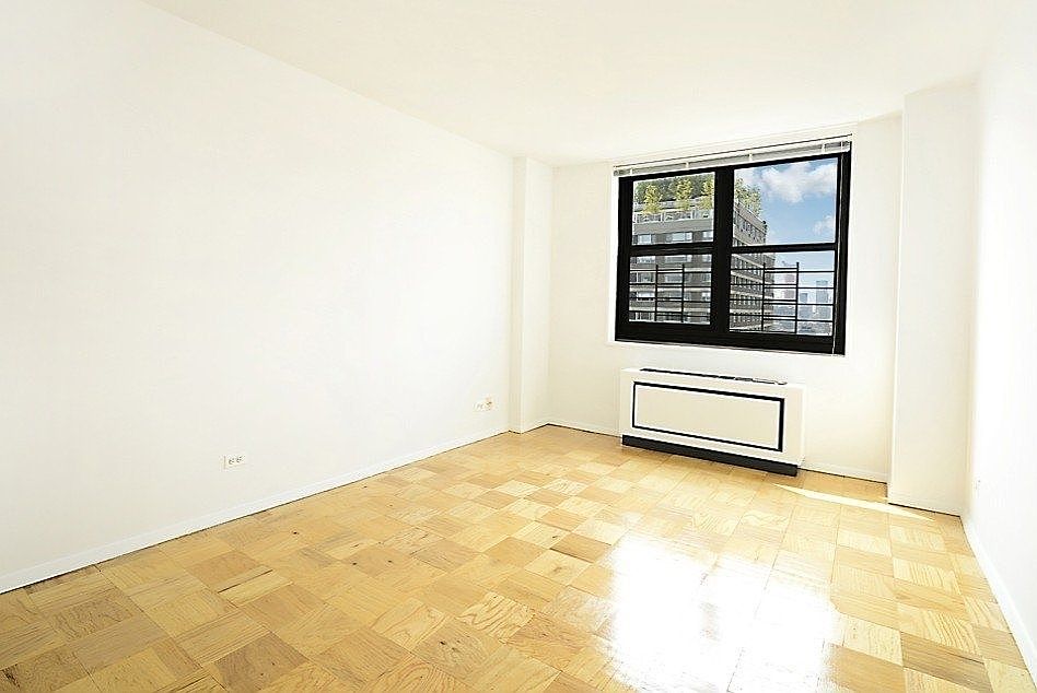 2nd image of 200 E 72nd St APT 26H