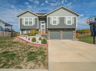 1104 NW 4th St, Oak Grove, MO 64075