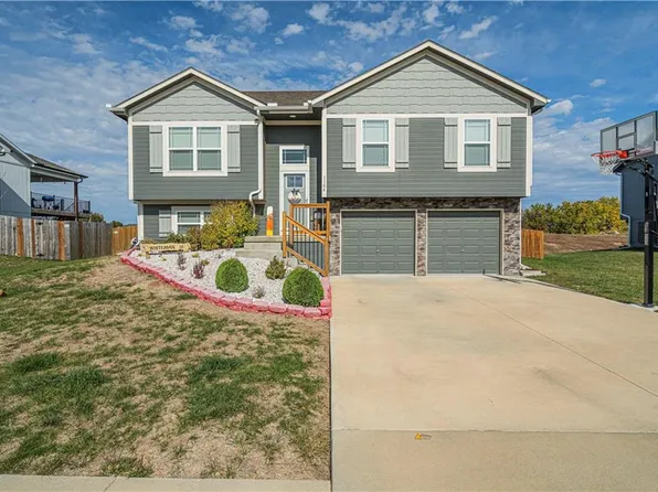 1104 NW 4th St, Oak Grove, MO 64075