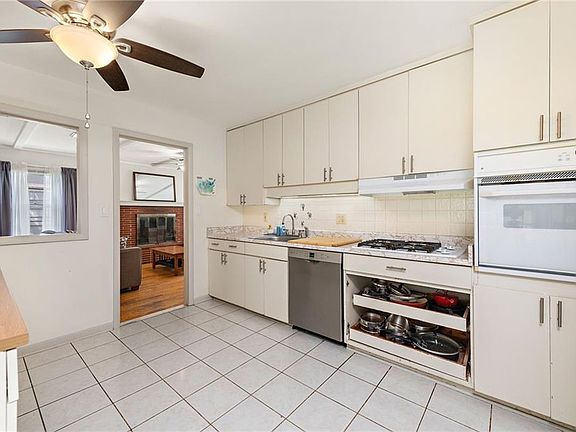 4th image of 10819 Oak St
