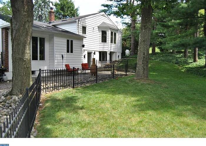 2nd image of 1488 Autumn Rd