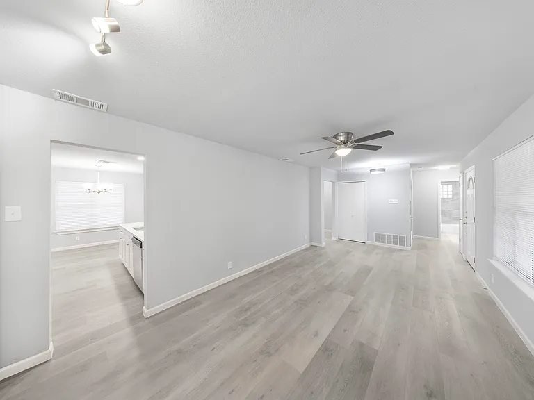 4243 Greystone Dr — Photo 4