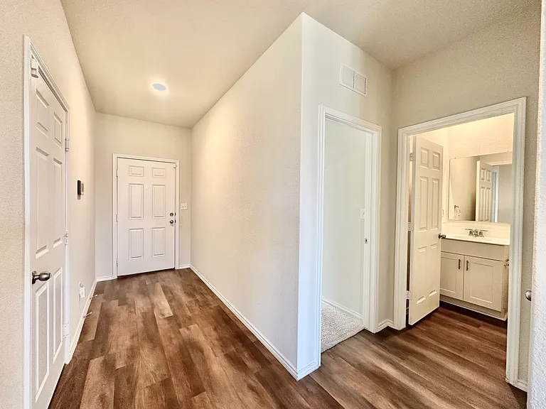 10235 Crossbuck — Photo 3