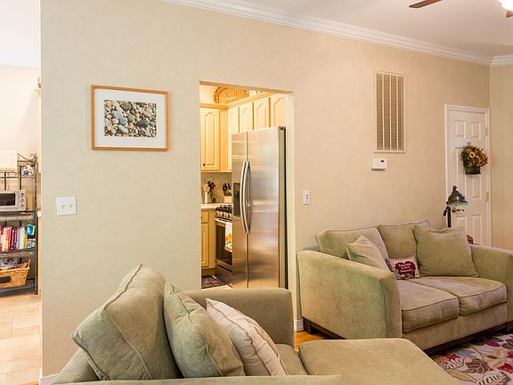 5th image of 25 Scarborough Dr