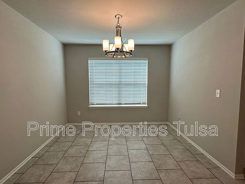 4 bed, 3.0 bath, 1926 sqft, $2,350 — Photo 3