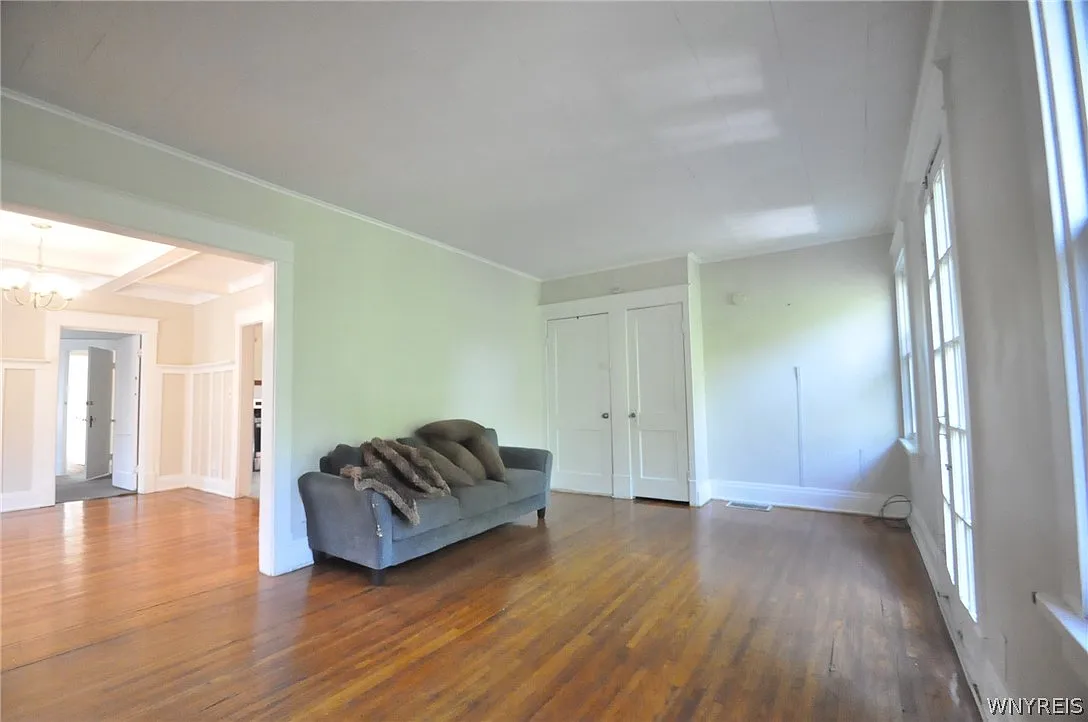 3 bed, 1.0 bath, 2743 sqft, $1,800 — Photo 4