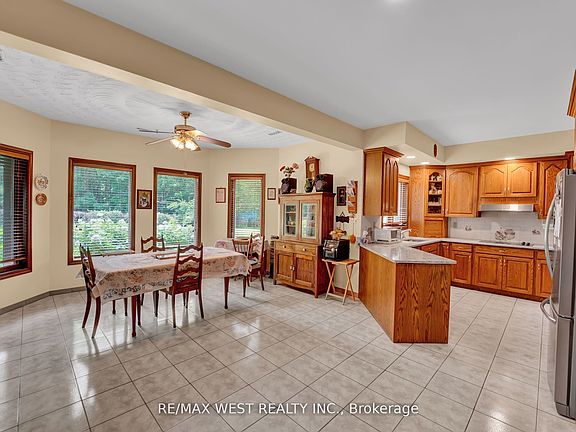 4th image of 805 Centre Rd