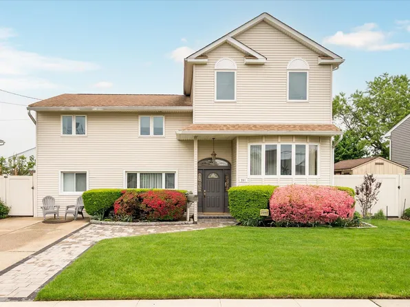 251 N Idaho Avenue, Massapequa, NY 11758