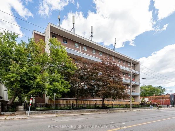 1071 Woodbine Ave #211, Toronto, ON M4C 4C2