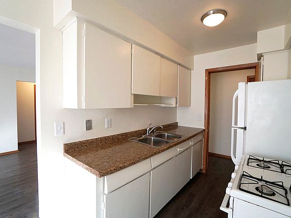 3rd image of 1005 15th St E #1405-003