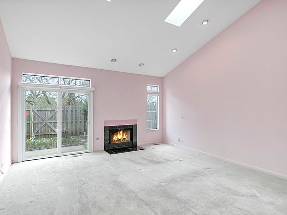 4th image of 241 Woodstone Cir
