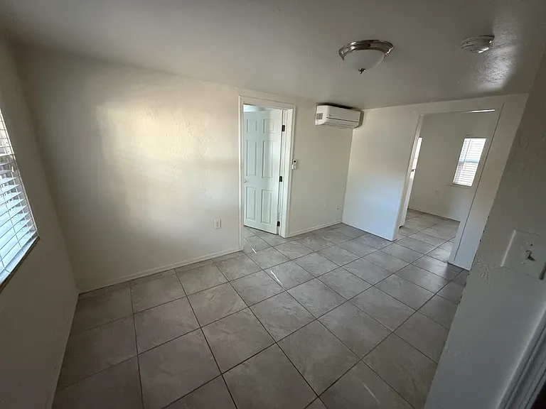 624 W Pinkley Ave #C — Photo 2