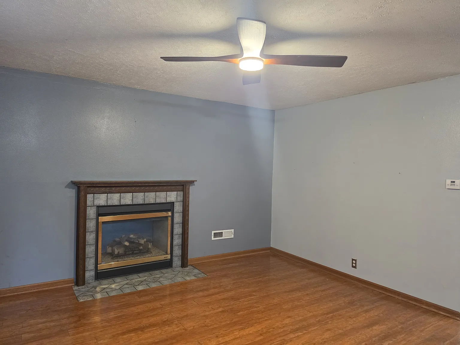 5 bed, 2.5 bath, 2446 sqft, $2,100 — Photo 2