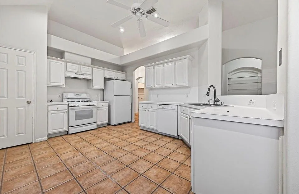 3 bed, 2.0 bath, 1761 sqft, $1,900 — Photo 2