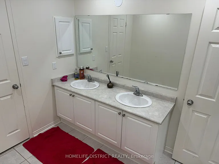 1100 Ashgrove Cres — Photo 8